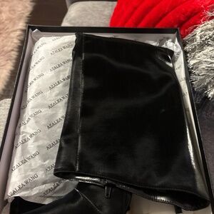 AKIRA AZALEA WANG VIETTA BLACK LIQUID LUXE STILETTO BOOT IN BLACK Size 1010